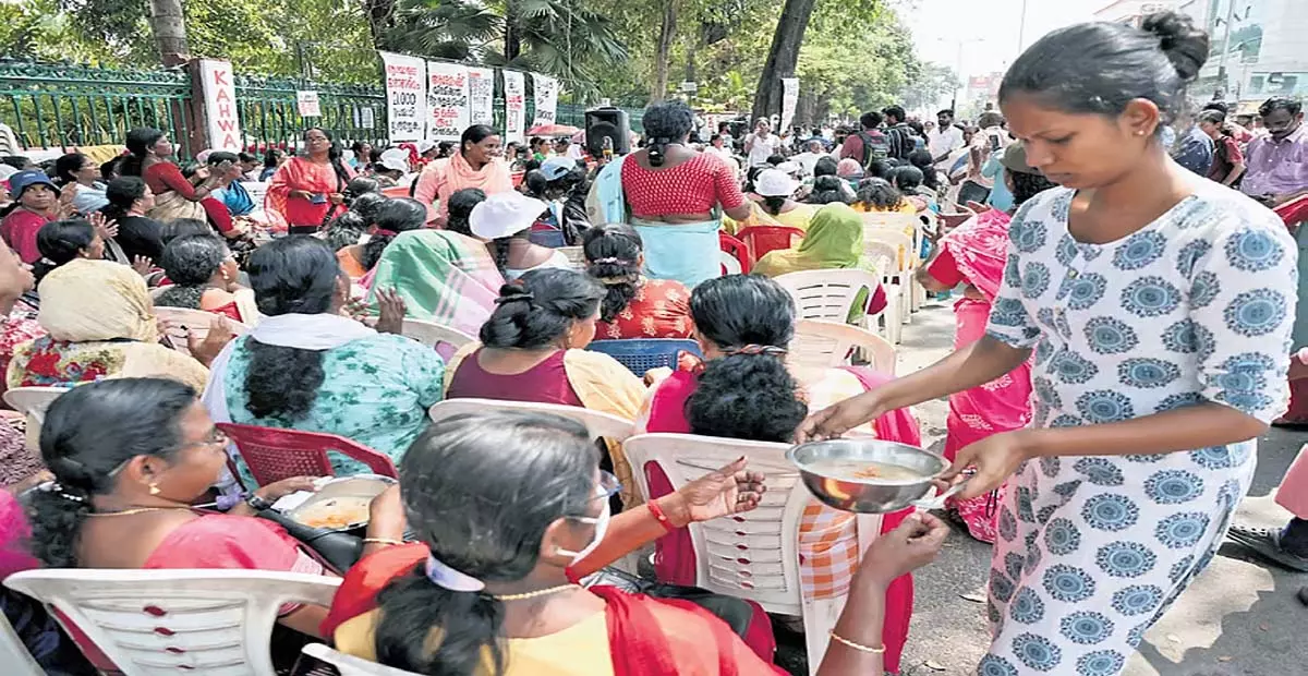 Kerala: सरकार द्वारा बकाया भुगतान के बावजूद आशा कार्यकर्ताओं की हड़ताल जारी Kerala: सरकार द्वारा बकाया भुगतान के बावजूद आशा कार्यकर्ताओं की हड़ताल जारी