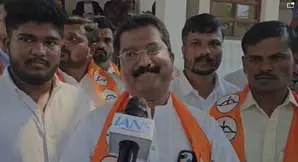 शिवसेना (यूबीटी) को झटका, पूर्व विधायक अपने साथियों के साथ पार्टी छोड़ शिंदे गुट में शामिल शिवसेना (यूबीटी) को झटका, पूर्व विधायक अपने साथियों के साथ पार्टी छोड़ शिंदे गुट में शामिल