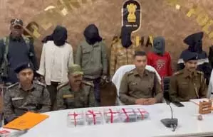 पलामू में 652 कारतूसों के साथ उग्रवादी गिरफ्तार, लातेहार में हथियारों के साथ पांच अपराधी अरेस्ट पलामू में 652 कारतूसों के साथ उग्रवादी गिरफ्तार, लातेहार में हथियारों के साथ पांच अपराधी अरेस्ट