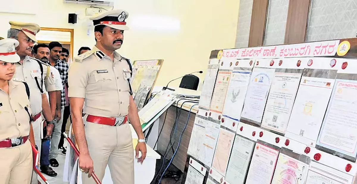 Karnataka: कलबुर्गी में फर्जी मार्क्स कार्ड घोटाले का भंडाफोड़ Karnataka: कलबुर्गी में फर्जी मार्क्स कार्ड घोटाले का भंडाफोड़