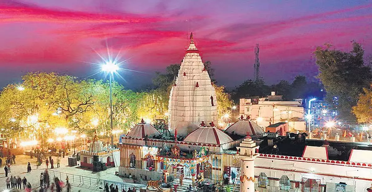 Odisha: प्रधान के प्रयास से 16वीं सदी का समलेश्वरी मंदिर प्लास्टिक मुक्त बनेगा Odisha: प्रधान के प्रयास से 16वीं सदी का समलेश्वरी मंदिर प्लास्टिक मुक्त बनेगा
