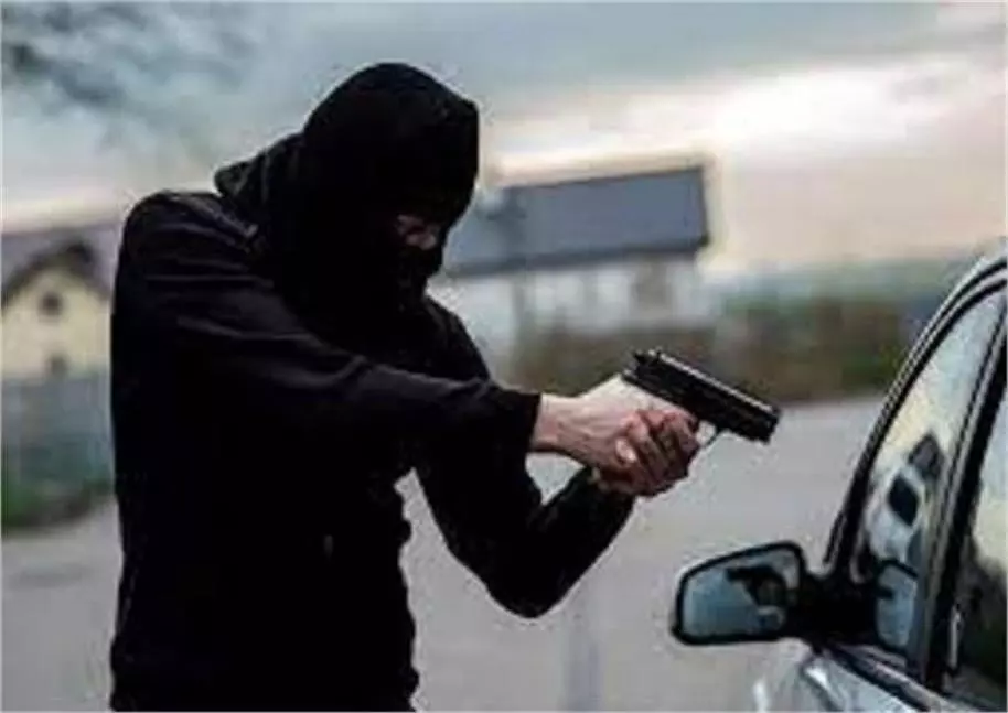 Punjab : कलाकार के गनमैन को बंदूक की नोक पर बंधक बनाकर लूटा, कार छीनकर फरार Punjab : कलाकार के गनमैन को बंदूक की नोक पर बंधक बनाकर लूटा, कार छीनकर फरार