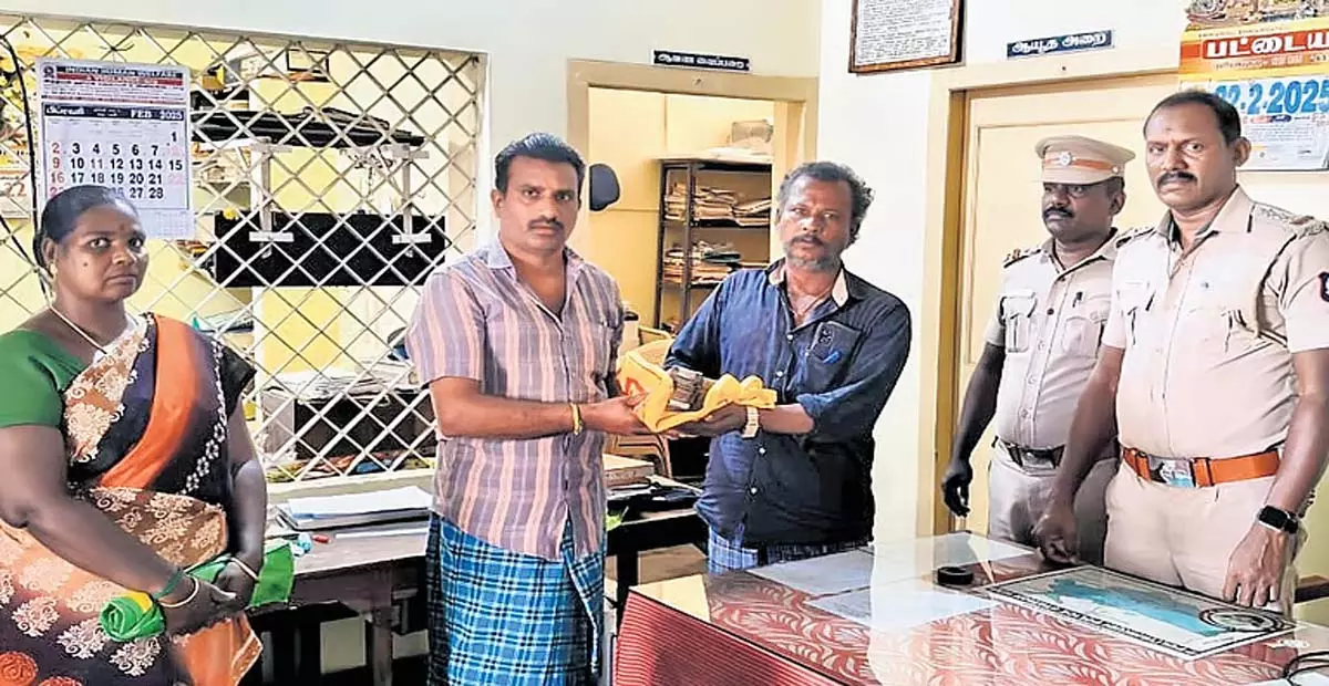 Tamil Nadu: खेत मजदूर और उसकी पत्नी ने सड़क पर मिले 5 लाख रुपये पुलिस को सौंपे Tamil Nadu: खेत मजदूर और उसकी पत्नी ने सड़क पर मिले 5 लाख रुपये पुलिस को सौंपे