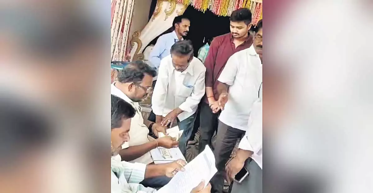 Andhra: स्नातक एमएलसी चुनाव में नकदी वितरण के आरोप Andhra: स्नातक एमएलसी चुनाव में नकदी वितरण के आरोप
