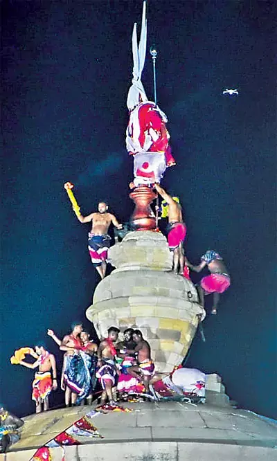 Odisha: लिंगराज परिसर शिव के नाम के मधुर जाप से भरा हुआ Odisha: लिंगराज परिसर शिव के नाम के मधुर जाप से भरा हुआ