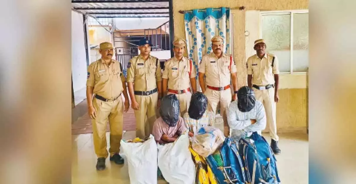 Telangana: पुलिस ने तीन लोगों को गिरफ्तार किया, 18 लाख रुपये का गांजा जब्त Telangana: पुलिस ने तीन लोगों को गिरफ्तार किया, 18 लाख रुपये का गांजा जब्त