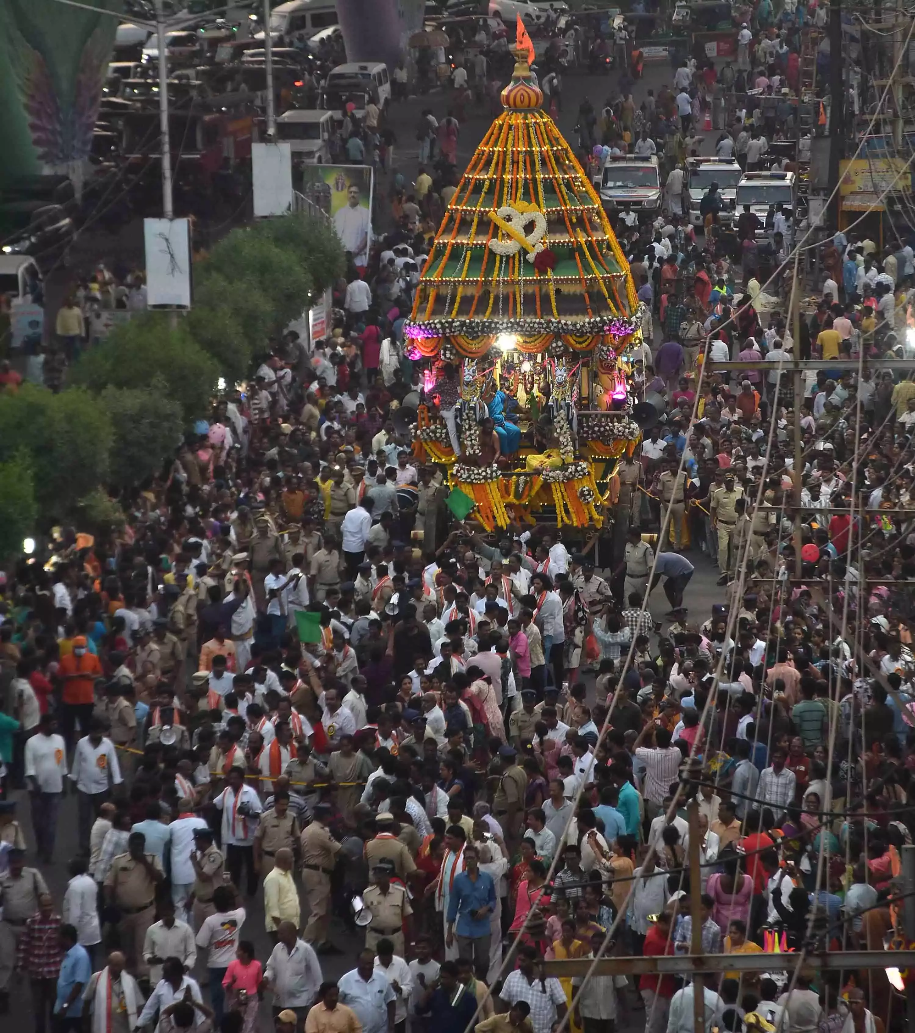 Vijayawada में उल्लास और भक्ति से भरा रथोत्सवम Vijayawada में उल्लास और भक्ति से भरा रथोत्सवम