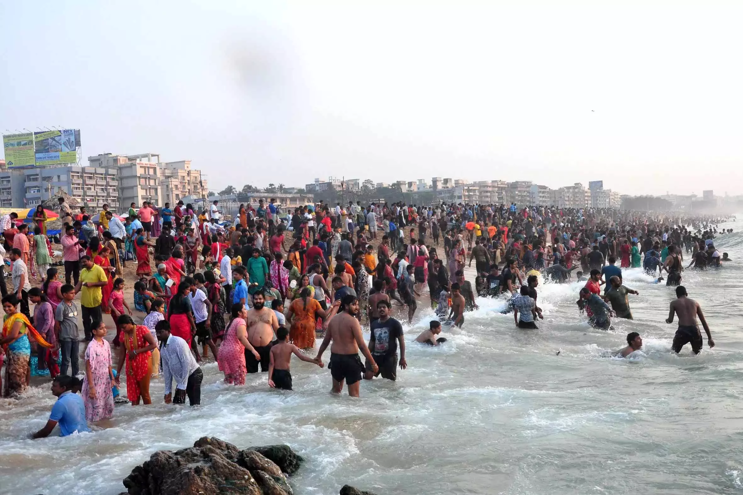 Andhra Pradesh: शिव मंदिरों में उमड़ी भक्तों की भीड़ Andhra Pradesh: शिव मंदिरों में उमड़ी भक्तों की भीड़