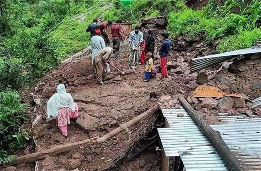Jammu-Kashmir: हिमस्खलन से 2 इमारतें क्षतिग्रस्त, इलाके में अलर्ट जारी Jammu-Kashmir: हिमस्खलन से 2 इमारतें क्षतिग्रस्त, इलाके में अलर्ट जारी