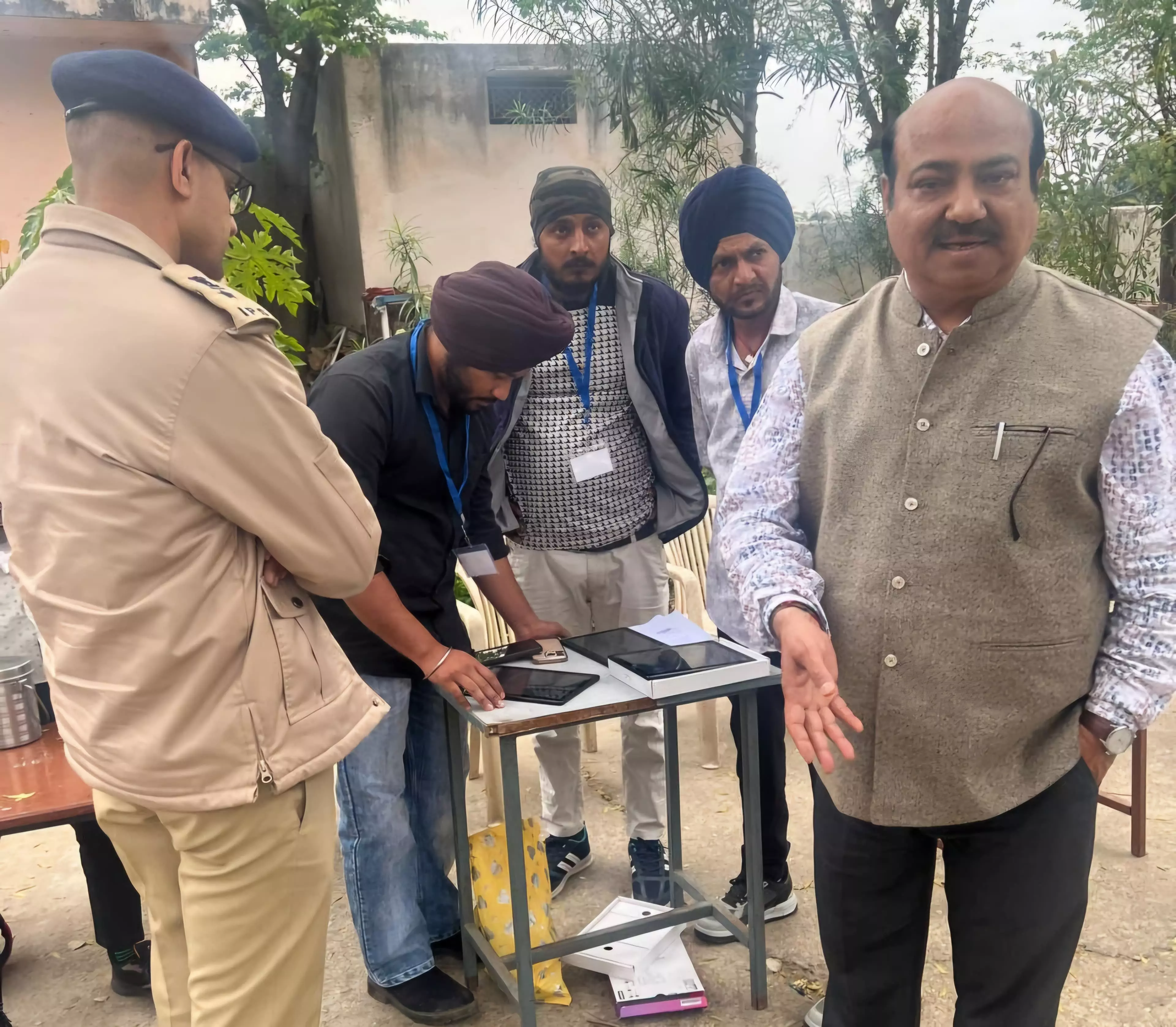 Khairthal-Tijara: जिला कलेक्टर एवं पुलिस अधीक्षक ने किया रीट परीक्षा केंद्रों का निरीक्षण Khairthal-Tijara: जिला कलेक्टर एवं पुलिस अधीक्षक ने किया रीट परीक्षा केंद्रों का निरीक्षण