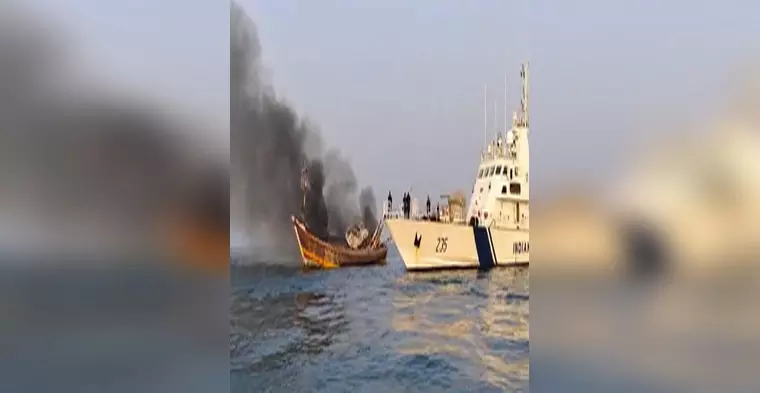 समुद्र में फिशिंग बोट में लगी भीषण आग, यात्रियों को लेकर आई ये खबर समुद्र में फिशिंग बोट में लगी भीषण आग, यात्रियों को लेकर आई ये खबर