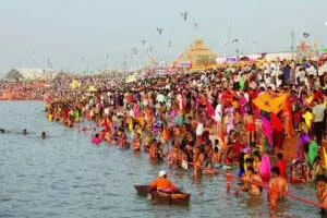 कुंभ मेला खत्म, लेकिन त्रिवेणी संगम पर अब भी उमड़ रहे लोग कुंभ मेला खत्म, लेकिन त्रिवेणी संगम पर अब भी उमड़ रहे लोग