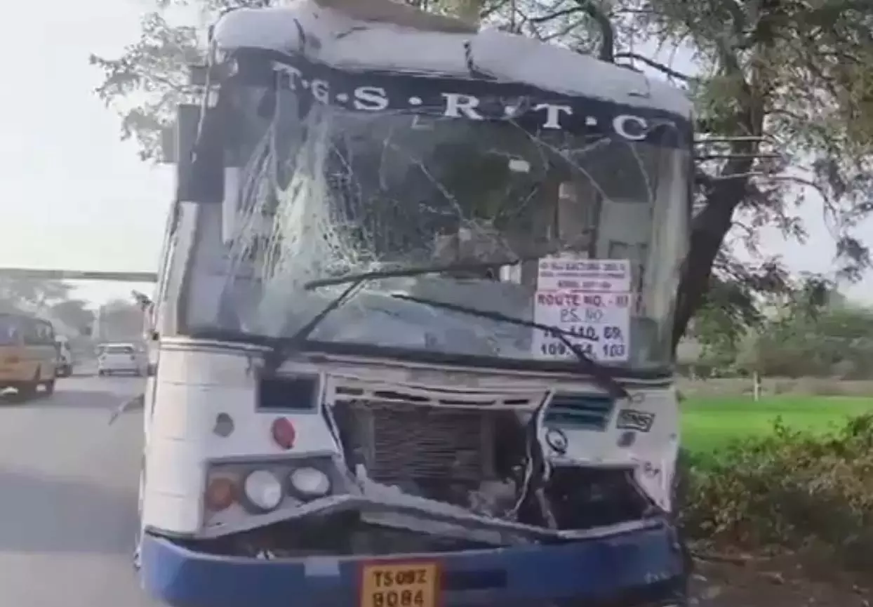 MLC चुनाव के मतपेटियों को ले जा रही बस करीमनगर में दुर्घटनाग्रस्त, 20 लोग घायल MLC चुनाव के मतपेटियों को ले जा रही बस करीमनगर में दुर्घटनाग्रस्त, 20 लोग घायल