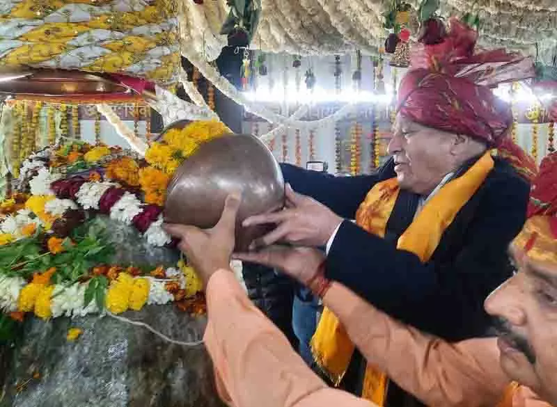 Shivratri मेले में भाग लेने के लिए हजारों श्रद्धालु बारिश का सामना कर रहे Shivratri मेले में भाग लेने के लिए हजारों श्रद्धालु बारिश का सामना कर रहे