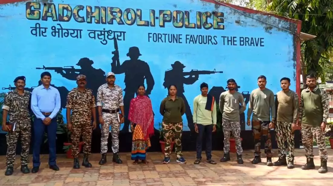 दो हार्डकोर ईनामी नक्सलियों ने किया सरेंडर दो हार्डकोर ईनामी नक्सलियों ने किया सरेंडर