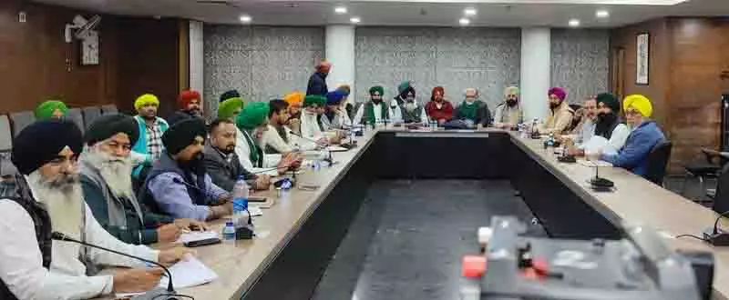 Punjab: एकता पर 5 घंटे की बैठक के दौरान किसान संगठनों में फिर आम सहमति नहीं बन पाई Punjab: एकता पर 5 घंटे की बैठक के दौरान किसान संगठनों में फिर आम सहमति नहीं बन पाई