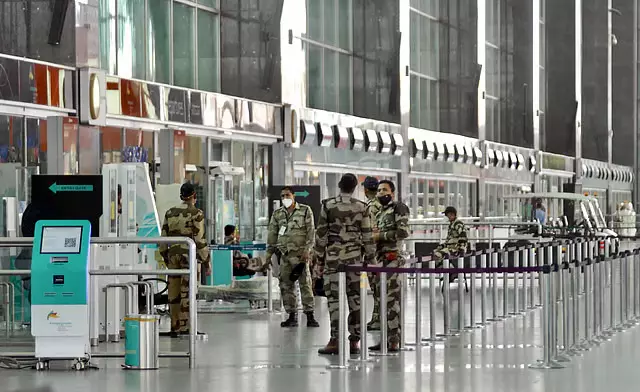 Bengaluru: हवाई अड्डे पर गार्ड पर हमला करने के आरोप में विदेशी नागरिक गिरफ्तार Bengaluru: हवाई अड्डे पर गार्ड पर हमला करने के आरोप में विदेशी नागरिक गिरफ्तार