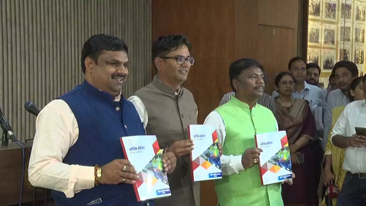 मंत्री ओपी चौधरी ने आर्थिक सर्वेक्षण रिपोर्ट पेश किया मंत्री ओपी चौधरी ने आर्थिक सर्वेक्षण रिपोर्ट पेश किया