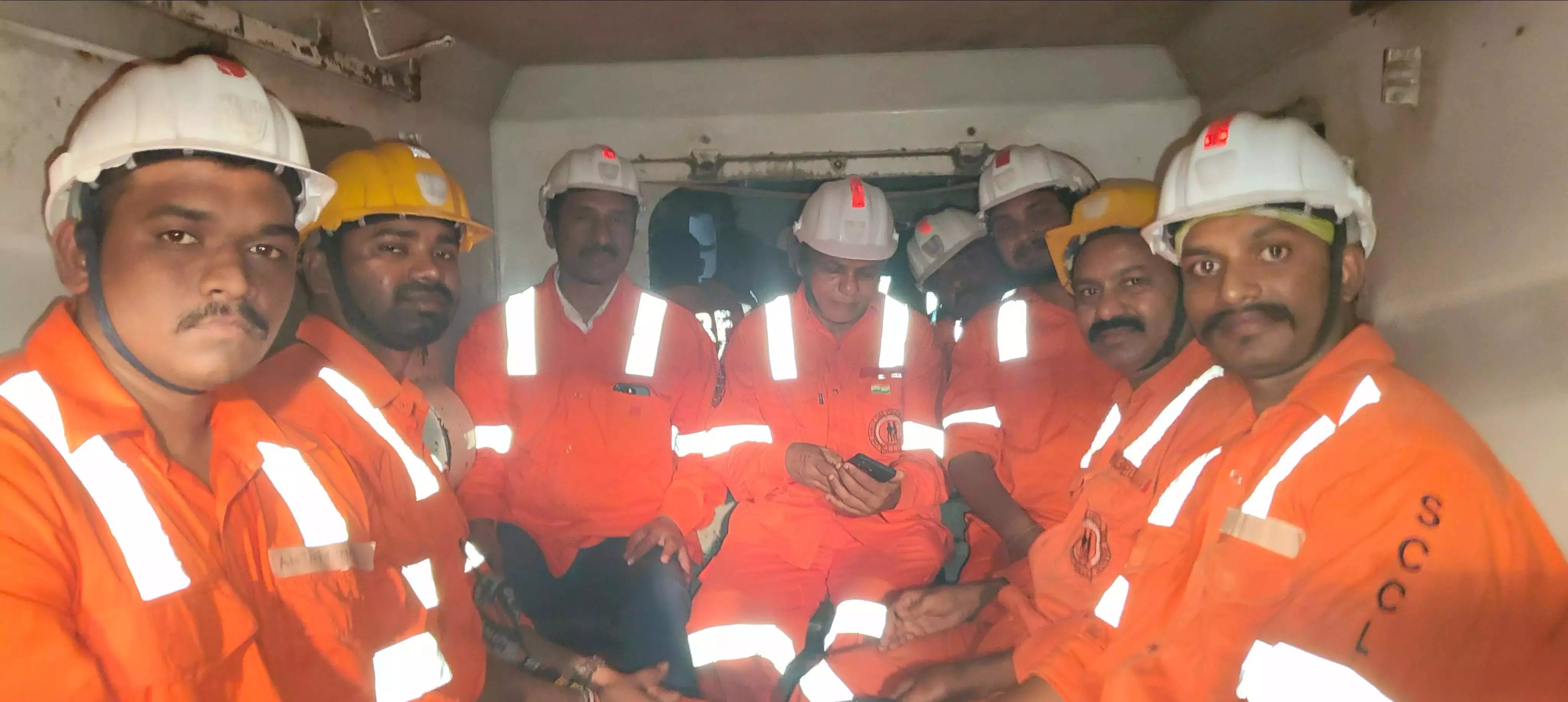 सिंगरेनी CMD ने SLBC सुरंग बचाव अभियान में आगे बढ़कर नेतृत्व किया सिंगरेनी CMD ने SLBC सुरंग बचाव अभियान में आगे बढ़कर नेतृत्व किया