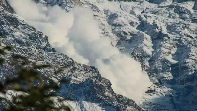 उत्तराखंड में हिमस्खलन: 57 श्रमिकों के फंसे होने की आशंका, 10 को बचाया गया, अभी भी गंभीर उत्तराखंड में हिमस्खलन: 57 श्रमिकों के फंसे होने की आशंका, 10 को बचाया गया, अभी भी गंभीर