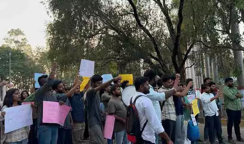 हैदराबाद University के छात्रों ने लंबित छात्रवृत्ति को लेकर विरोध प्रदर्शन किया हैदराबाद University के छात्रों ने लंबित छात्रवृत्ति को लेकर विरोध प्रदर्शन किया