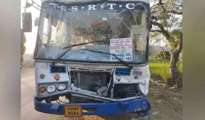 तेलंगाना MLC चुनाव, करीमनगर में सड़क दुर्घटना में मतदान कर्मी घायल तेलंगाना MLC चुनाव, करीमनगर में सड़क दुर्घटना में मतदान कर्मी घायल