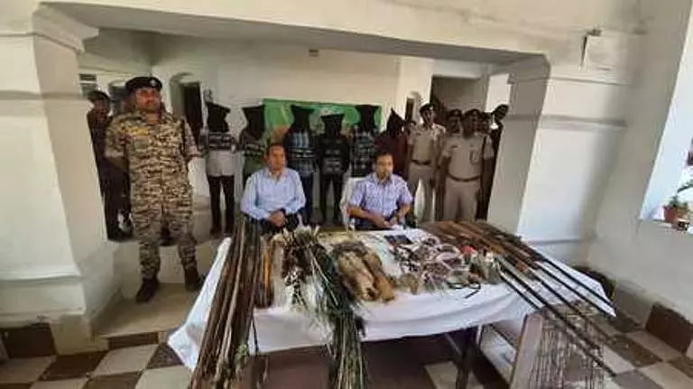 Sundargarh में हथियार-वन्यजीव सामग्री के साथ छह शिकारी गिरफ्तार Sundargarh में हथियार-वन्यजीव सामग्री के साथ छह शिकारी गिरफ्तार