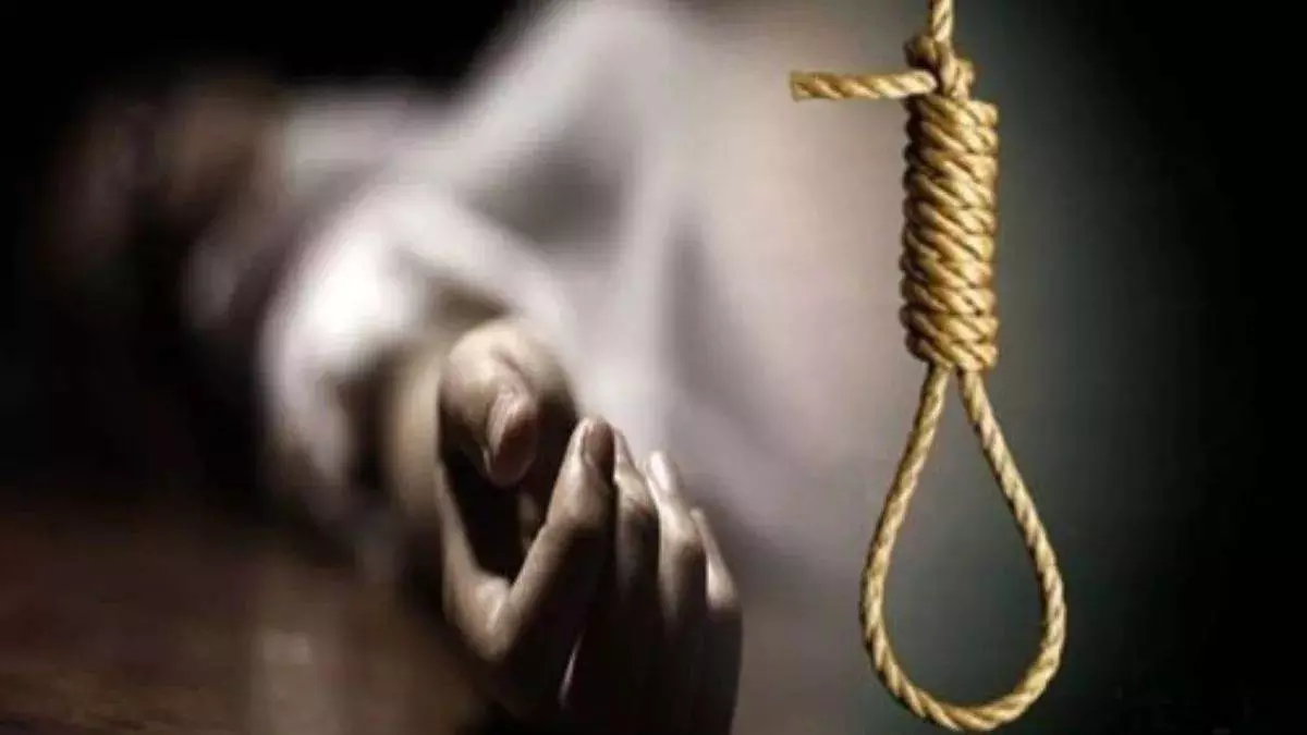 Ranchi: दो हत्या के आरोपी युवक का फांसी के फंदे से लटका शव बरामद Ranchi: दो हत्या के आरोपी युवक का फांसी के फंदे से लटका शव बरामद