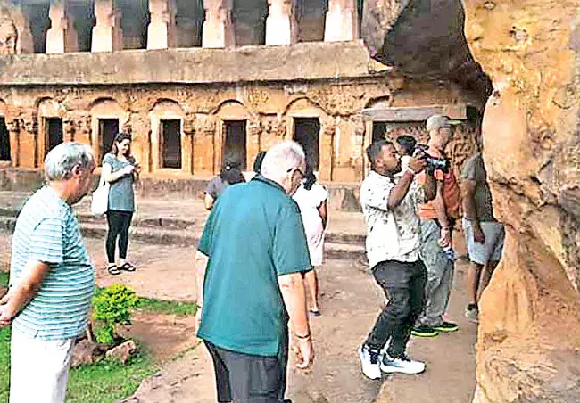 Odisha ट्रैवल बाज़ार में उमड़े पर्यटक Odisha ट्रैवल बाज़ार में उमड़े पर्यटक