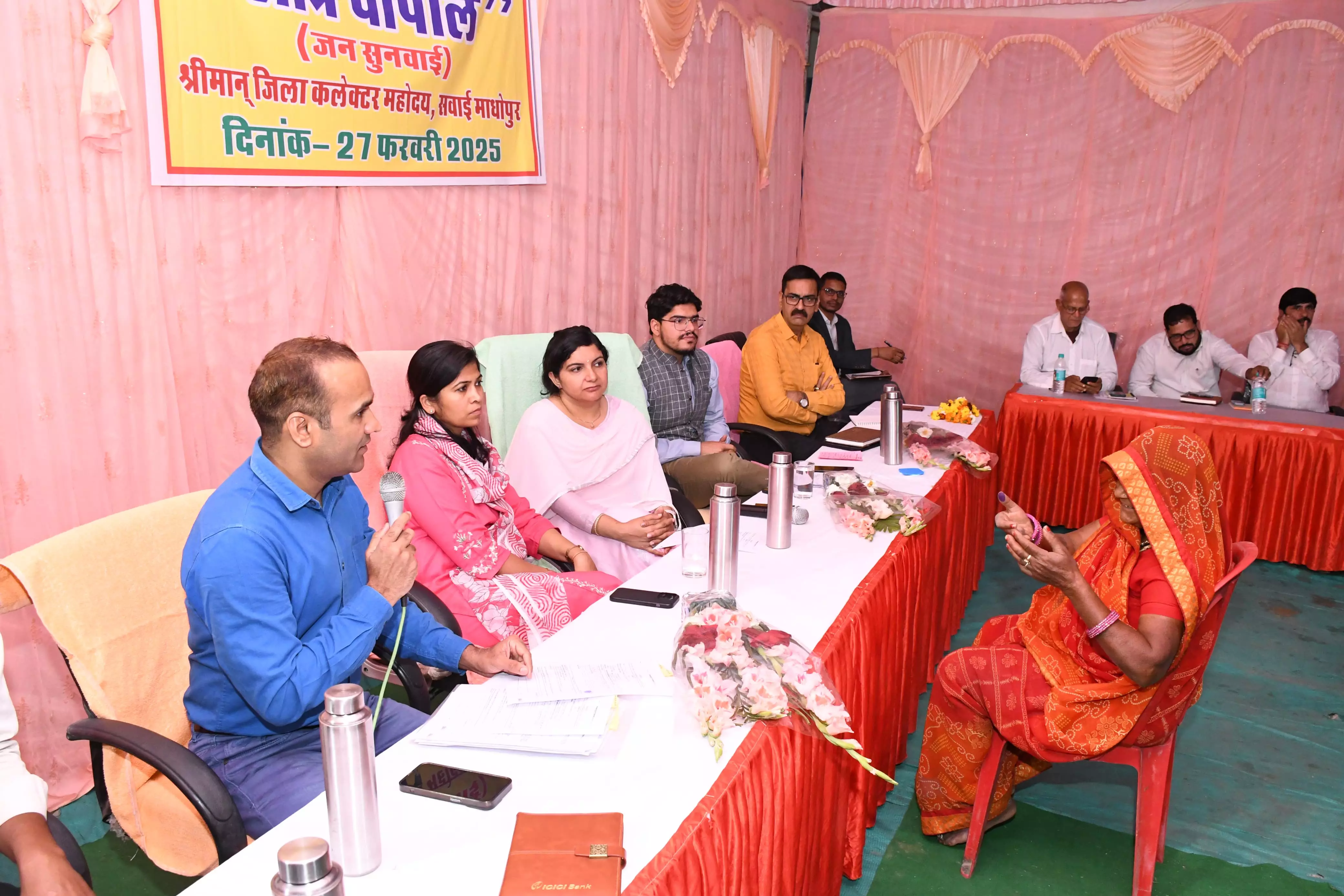 Madhopur: जिला कलेक्टर ने रात्रि चौपाल में सुनी परिवादियों की परिवेदनाए Madhopur: जिला कलेक्टर ने रात्रि चौपाल में सुनी परिवादियों की परिवेदनाए