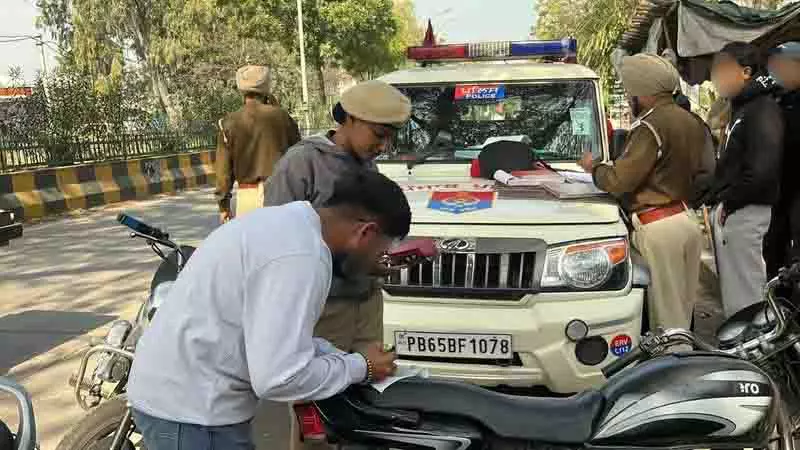 Traffic police ने नियमों का उल्लंघन करने पर 45 चालान किए, 6 बाइक जब्त कीं Traffic police ने नियमों का उल्लंघन करने पर 45 चालान किए, 6 बाइक जब्त कीं