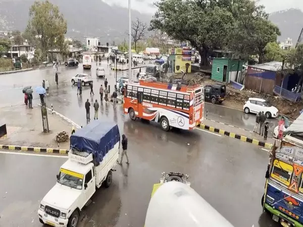 बर्फबारी और भूस्खलन के कारण जम्मू-श्रीनगर राष्ट्रीय राजमार्ग बंद, जखनी में वाहन रुके बर्फबारी और भूस्खलन के कारण जम्मू-श्रीनगर राष्ट्रीय राजमार्ग बंद, जखनी में वाहन रुके