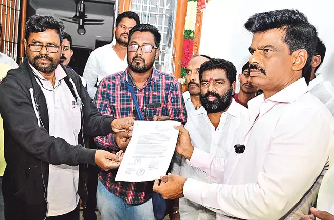 Andhra : 5 मार्च को सुनवाई के लिए आएं ,गोरंटला माधव को नोटिस Andhra : 5 मार्च को सुनवाई के लिए आएं ,गोरंटला माधव को नोटिस