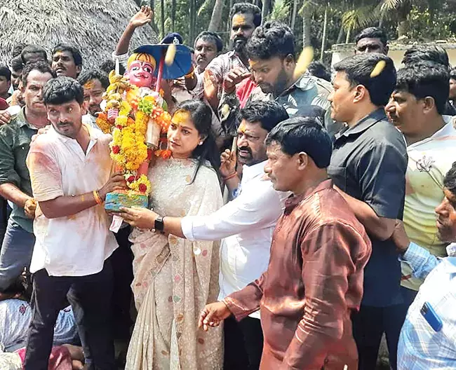 Andhra: मंत्री अनीता ने नुकताथा मूर्ति की पूजा अर्चना की Andhra: मंत्री अनीता ने नुकताथा मूर्ति की पूजा अर्चना की