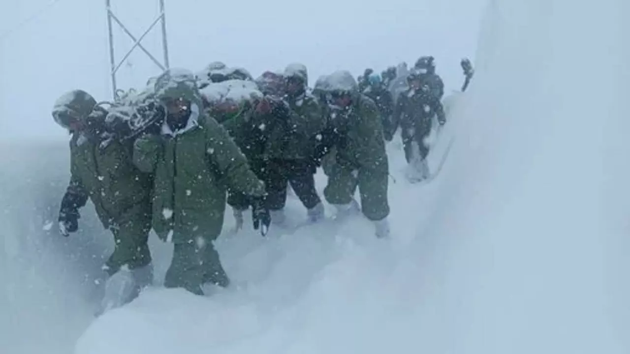 Chamoli: भारी बर्फबारी में रेस्क्यू ऑपरेशन में जुटी सेना, सीएम ने जताया दुख Chamoli: भारी बर्फबारी में रेस्क्यू ऑपरेशन में जुटी सेना, सीएम ने जताया दुख
