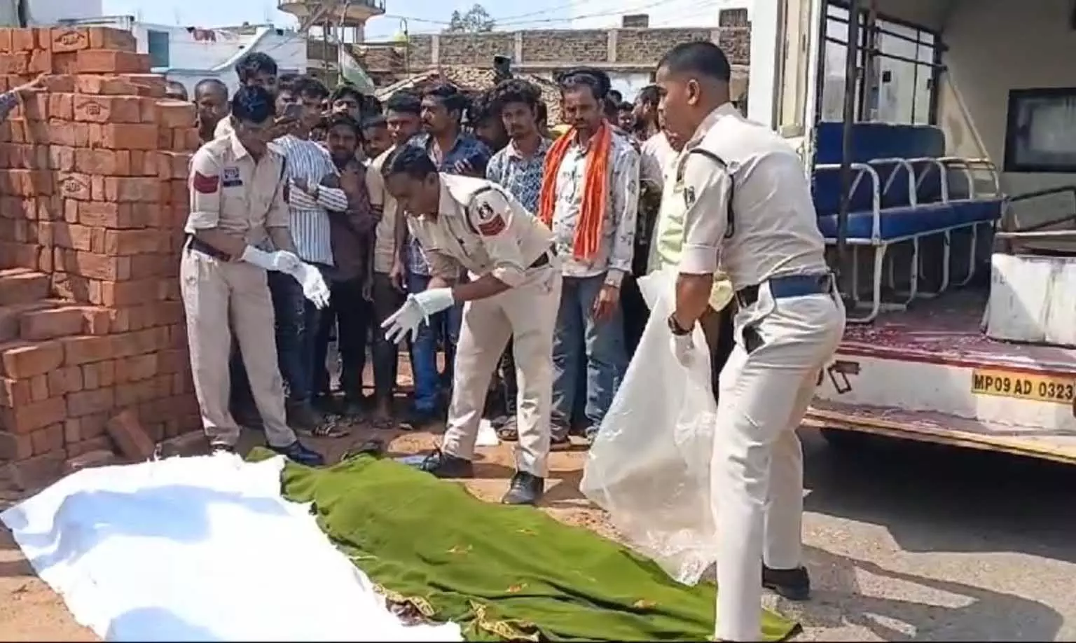 रफ्तार का कहर: कर रहा था सड़क पार, तभी...परिजनों का रो-रोकर बुरा हाल रफ्तार का कहर: कर रहा था सड़क पार, तभी...परिजनों का रो-रोकर बुरा हाल