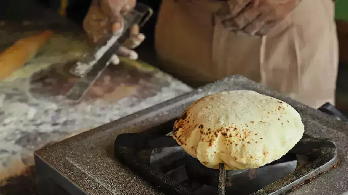 kitchen में रोटी बनाते समय न करें ये गलतियां, होगा आर्थिक तंगी kitchen में रोटी बनाते समय न करें ये गलतियां, होगा आर्थिक तंगी