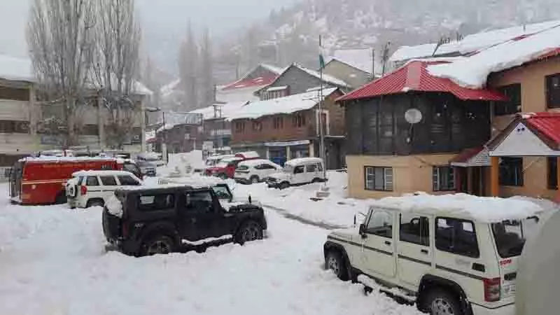 Manali-Keylong राजमार्ग अवरुद्ध, लाहौल घाटी से संपर्क टूटा Manali-Keylong राजमार्ग अवरुद्ध, लाहौल घाटी से संपर्क टूटा
