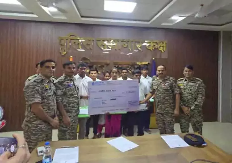 CG BREAKING: 32 लाख के 7 कुख्यात नक्सलियों ने किया आत्मसमर्पण CG BREAKING: 32 लाख के 7 कुख्यात नक्सलियों ने किया आत्मसमर्पण