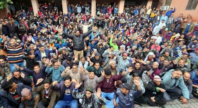 PHE के दैनिक वेतनभोगी कर्मचारियों ने किया प्रदर्शन PHE के दैनिक वेतनभोगी कर्मचारियों ने किया प्रदर्शन