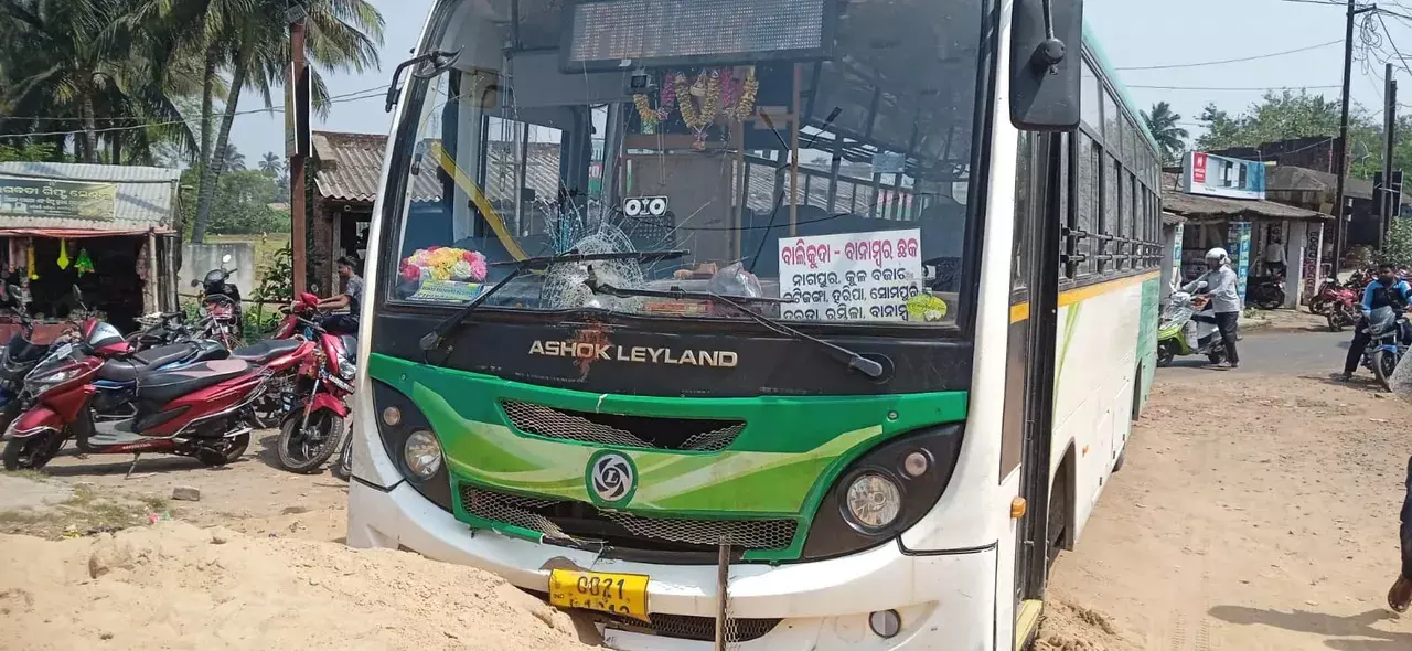 Odisha: जगतसिंहपुर में LAccMI बस ने मोटरसाइकिल को टक्कर मार दी Odisha: जगतसिंहपुर में LAccMI बस ने मोटरसाइकिल को टक्कर मार दी