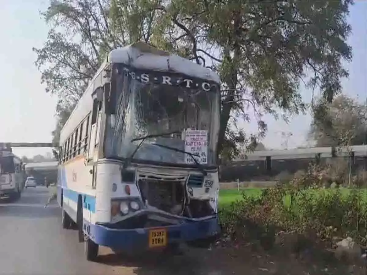 Telangana में मतपेटियां और स्टाफ ले जा रही बस दुर्घटनाग्रस्त, 20 घायल Telangana में मतपेटियां और स्टाफ ले जा रही बस दुर्घटनाग्रस्त, 20 घायल
