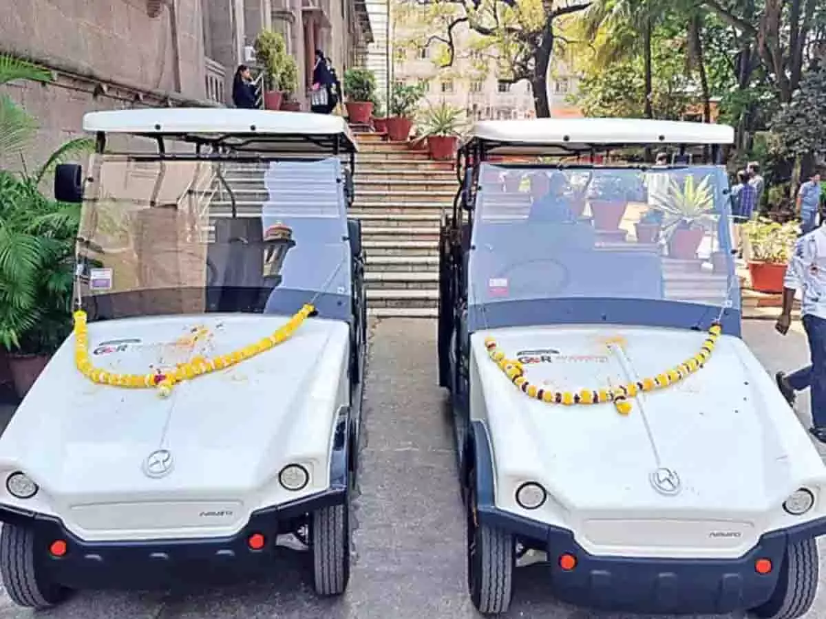 Telangana HC में दिव्यांगों के लिए दो छोटी गाड़ियां पेश की गईं Telangana HC में दिव्यांगों के लिए दो छोटी गाड़ियां पेश की गईं