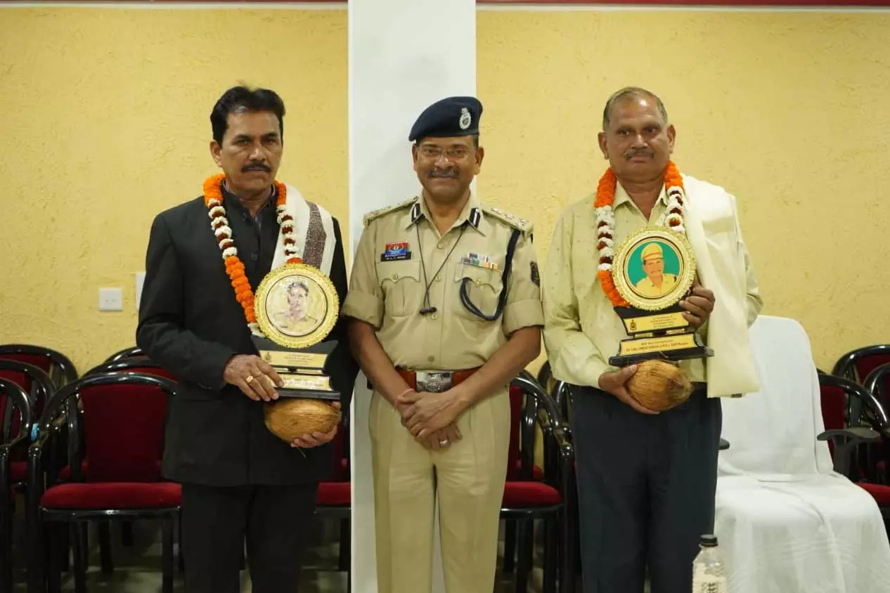 Raipur Breaking: सेवानिवृत्त होने पर अधिकारियों को SSP उमेद सिंह ने दी विदाई Raipur Breaking: सेवानिवृत्त होने पर अधिकारियों को SSP उमेद सिंह ने दी विदाई