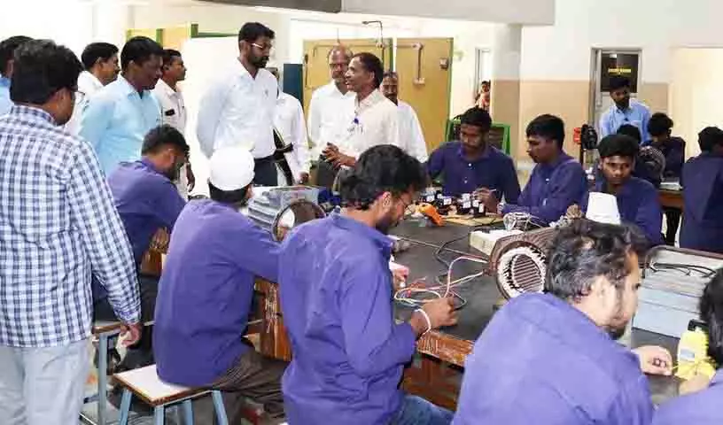 कोठागुडेम कलेक्टर Jitesh Patil ने ग्रामीण युवाओं को सशक्त बनाने के लिए नवा लिमिटेड की सराहना की कोठागुडेम कलेक्टर Jitesh Patil ने ग्रामीण युवाओं को सशक्त बनाने के लिए नवा लिमिटेड की सराहना की