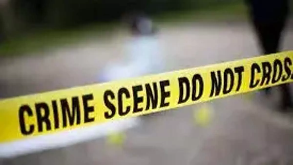 CRIME: नाले के पास लाल सूटकेस में महिला का शव मिला, जांच जारी CRIME: नाले के पास लाल सूटकेस में महिला का शव मिला, जांच जारी