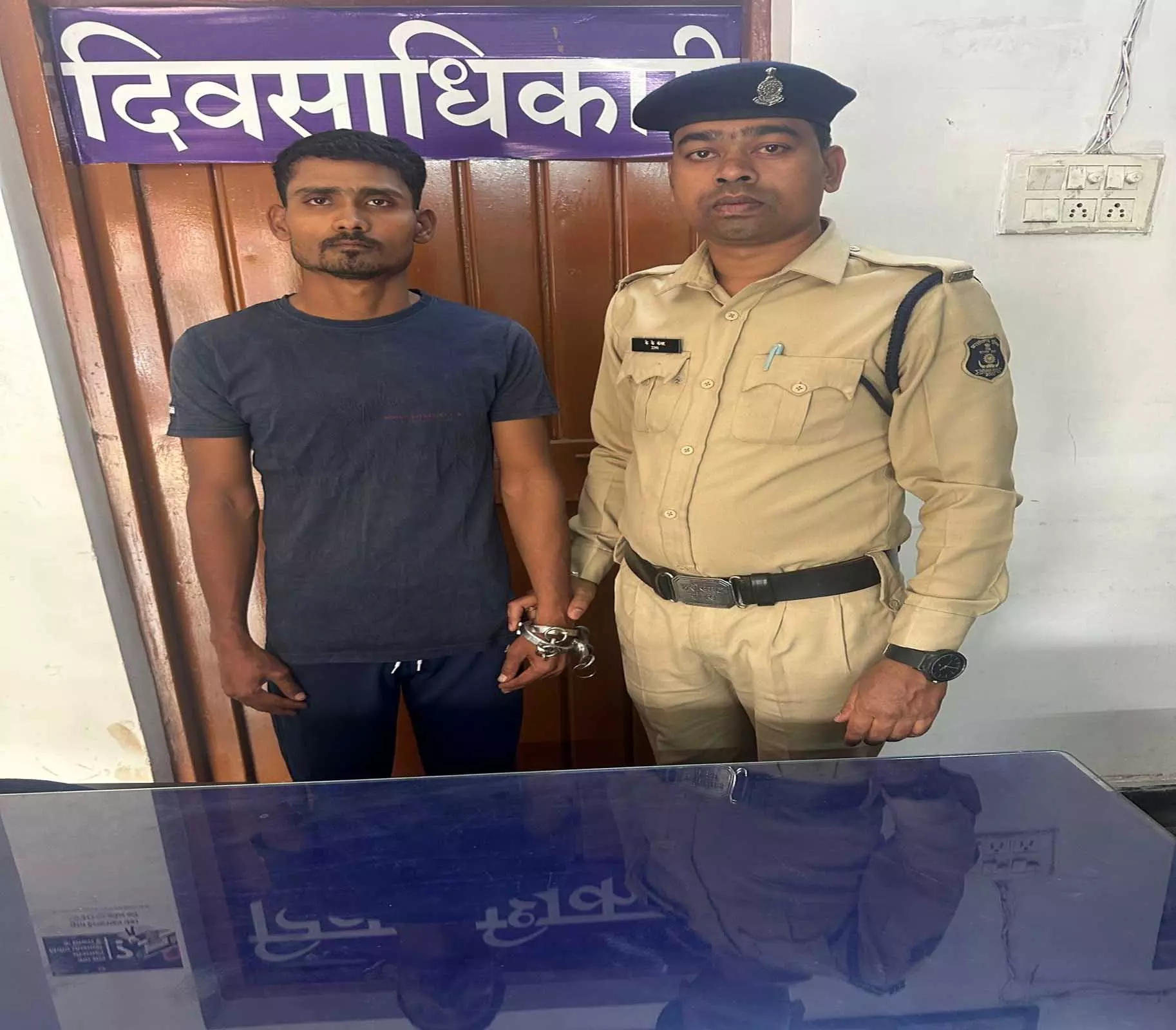 Raipur Breaking: मौदहापारा में चाकू लेकर घूमने वाला बदमाश गिरफ्तार Raipur Breaking: मौदहापारा में चाकू लेकर घूमने वाला बदमाश गिरफ्तार