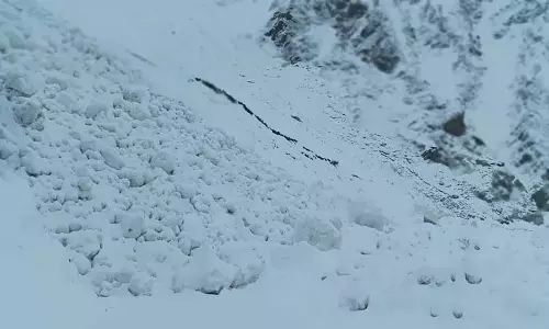 उत्तरी कश्मीर के गुरेज़ में हिमस्खलन से दो घर क्षतिग्रस्त हो गए उत्तरी कश्मीर के गुरेज़ में हिमस्खलन से दो घर क्षतिग्रस्त हो गए