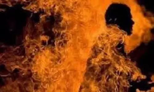 Maharashtra : शेयर बाजार में लाखों का नुकसान, परेशान युवक ने खुद को लगा ली आग Maharashtra : शेयर बाजार में लाखों का नुकसान, परेशान युवक ने खुद को लगा ली आग