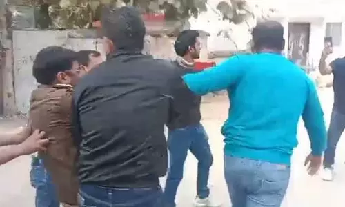 थाना प्रभारी भाग रहा था VIDEO, ACB के अफसरों ने दबोचा थाना प्रभारी भाग रहा था VIDEO, ACB के अफसरों ने दबोचा